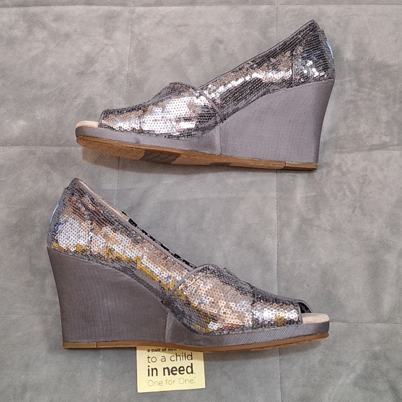 NWT Toms Silver Sequin Wedge Shoes - Picture 4 of 5